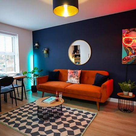 Neon Road At Park House Peterborough City Centre Apartment Экстерьер фото