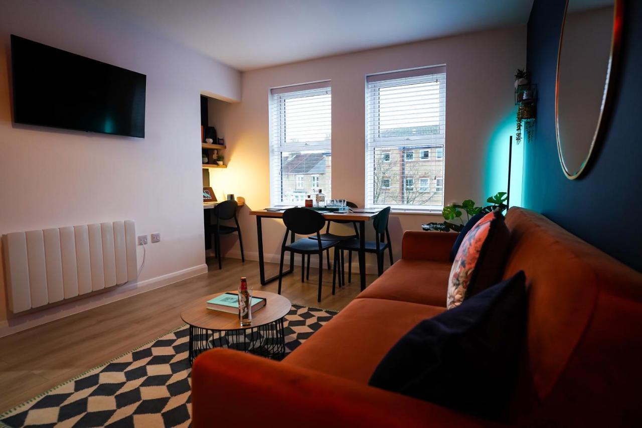 Neon Road At Park House Peterborough City Centre Apartment Экстерьер фото