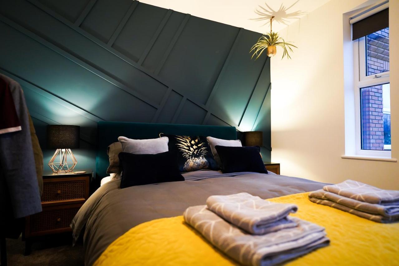 Neon Road At Park House Peterborough City Centre Apartment Экстерьер фото