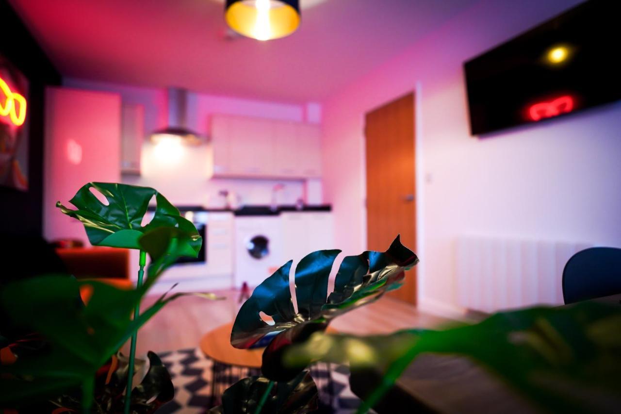 Neon Road At Park House Peterborough City Centre Apartment Экстерьер фото