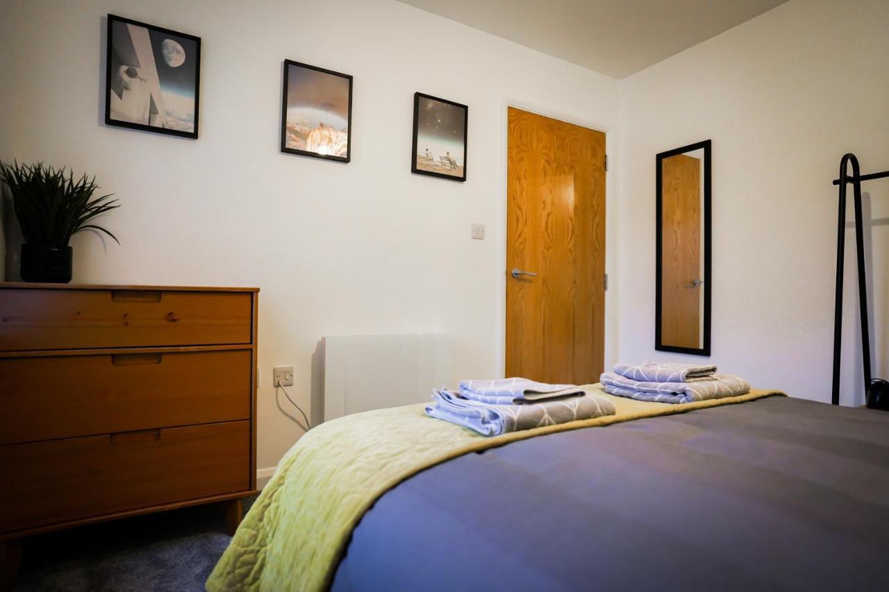 Neon Road At Park House Peterborough City Centre Apartment Экстерьер фото