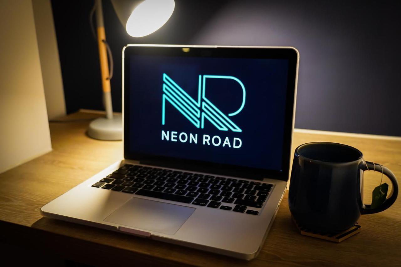 Neon Road At Park House Peterborough City Centre Apartment Экстерьер фото