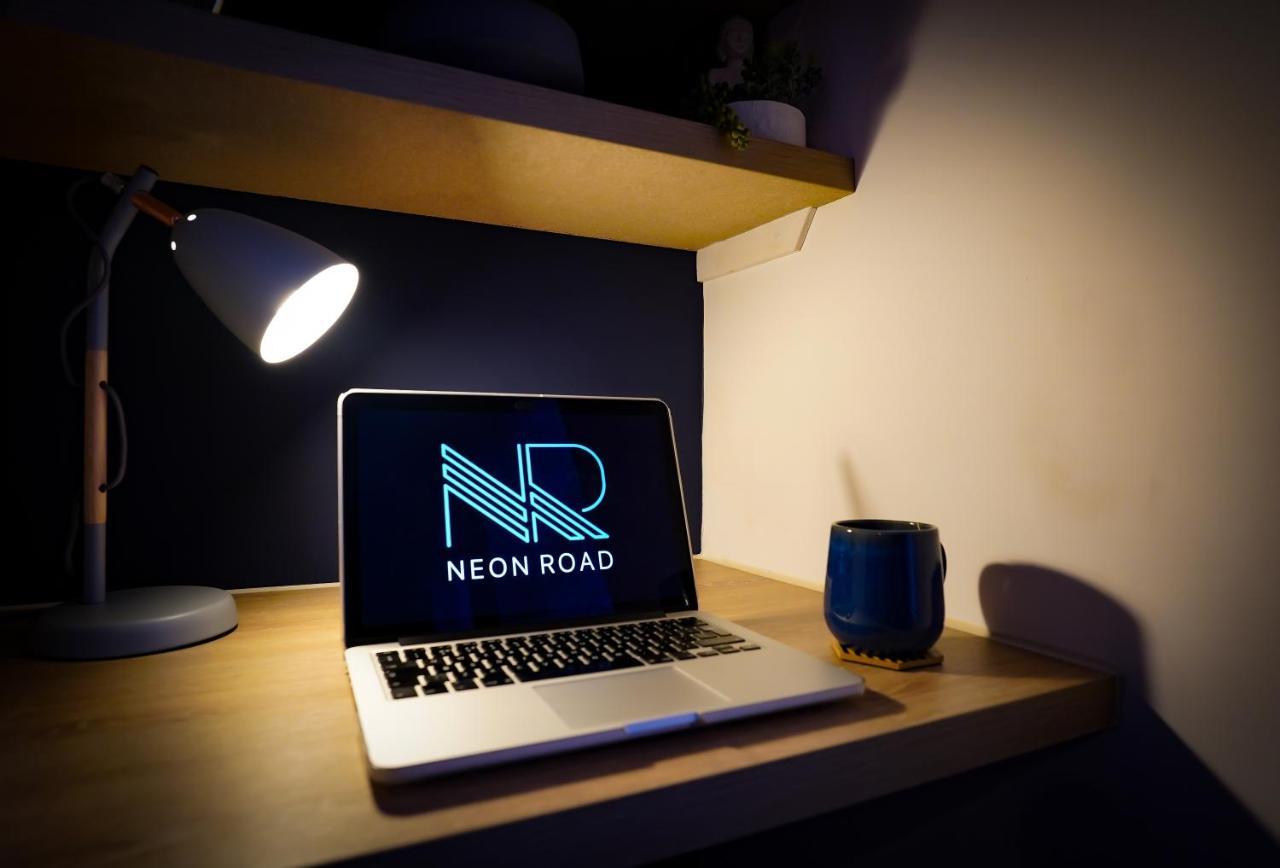 Neon Road At Park House Peterborough City Centre Apartment Экстерьер фото