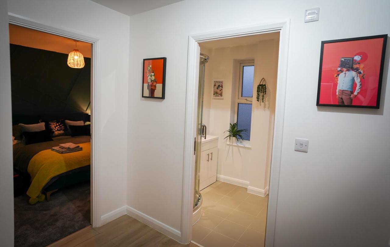 Neon Road At Park House Peterborough City Centre Apartment Экстерьер фото