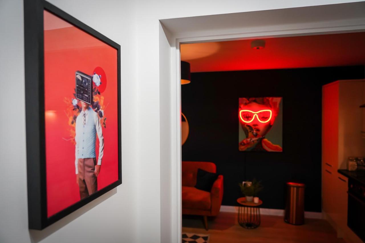 Neon Road At Park House Peterborough City Centre Apartment Экстерьер фото