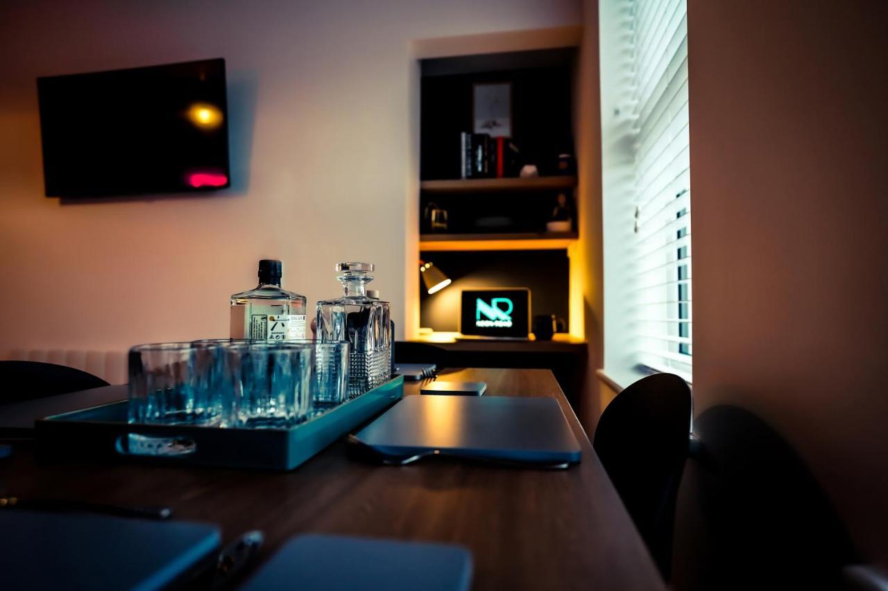 Neon Road At Park House Peterborough City Centre Apartment Экстерьер фото