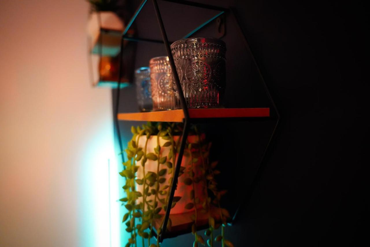 Neon Road At Park House Peterborough City Centre Apartment Экстерьер фото