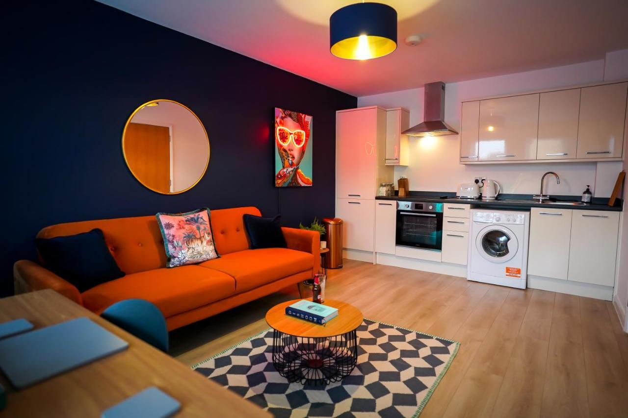 Neon Road At Park House Peterborough City Centre Apartment Экстерьер фото