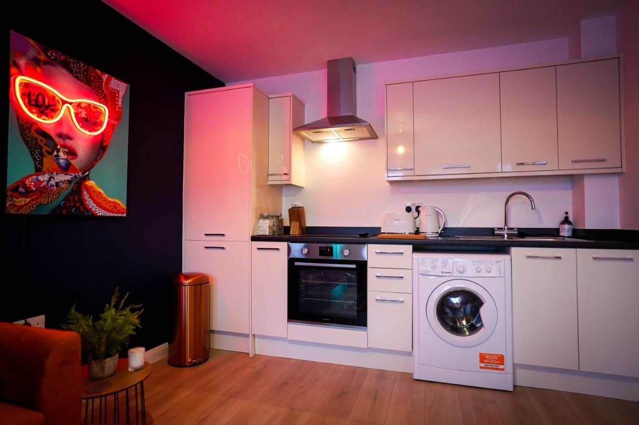 Neon Road At Park House Peterborough City Centre Apartment Экстерьер фото