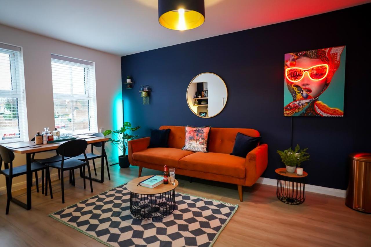 Neon Road At Park House Peterborough City Centre Apartment Экстерьер фото