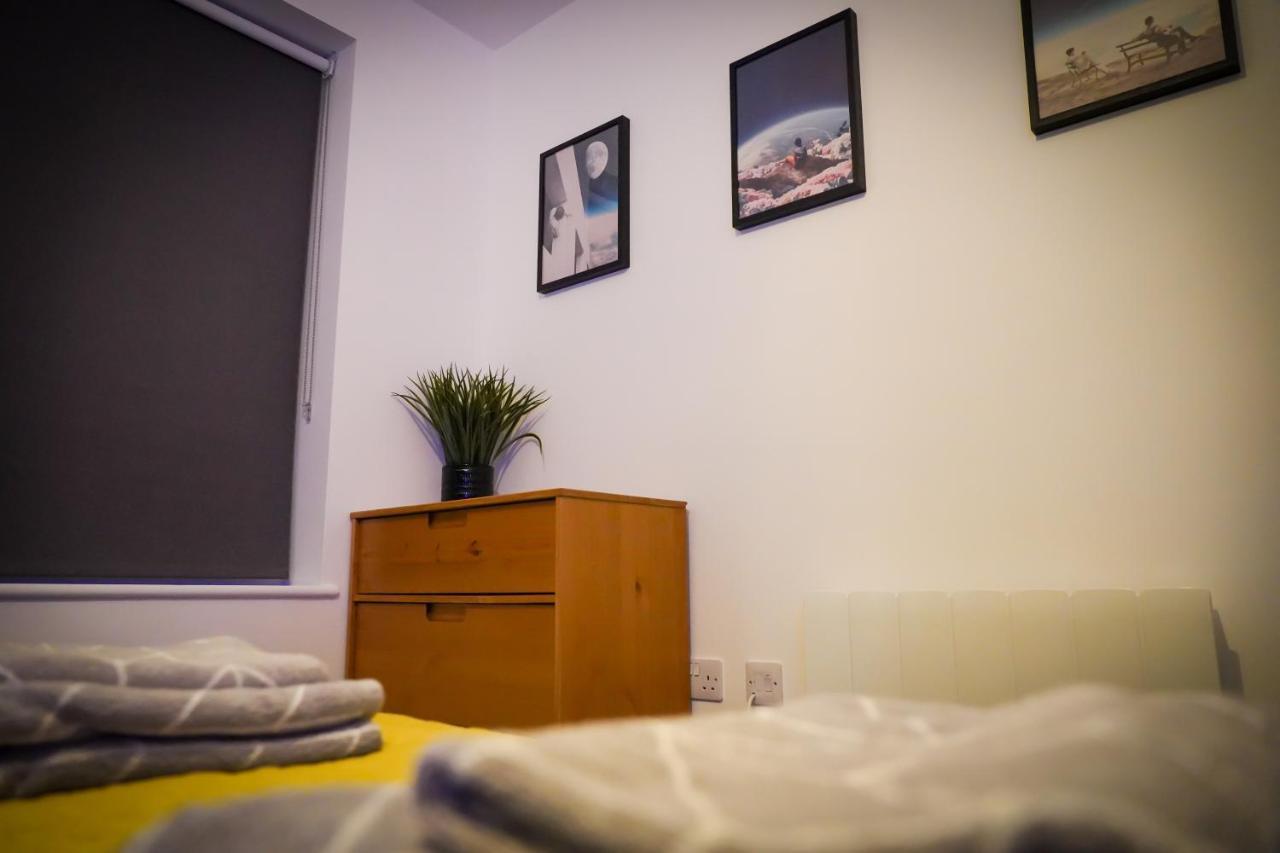 Neon Road At Park House Peterborough City Centre Apartment Экстерьер фото