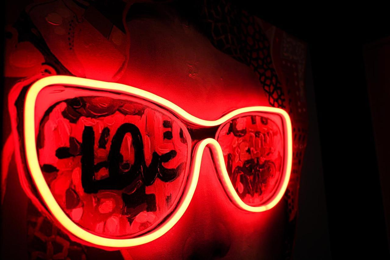 Neon Road At Park House Peterborough City Centre Apartment Экстерьер фото