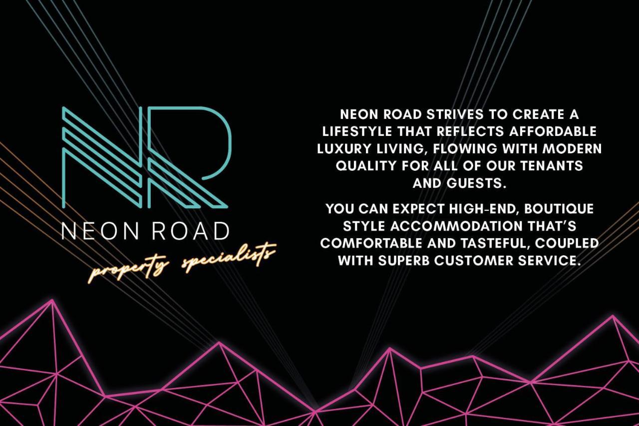 Neon Road At Park House Peterborough City Centre Apartment Экстерьер фото